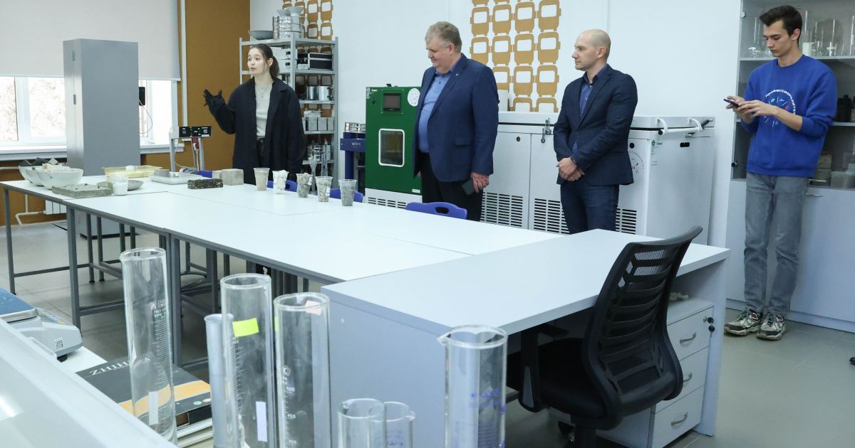 Руководители АО «Труд» посмотрели, как готовят специалистов для дорожной отрасти в иркутском СКТиС