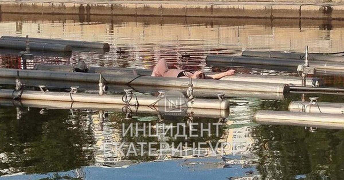 В Екатеринбурге дамочка в нижнем белье улеглась на фонтан и решила оттуда не уходить 