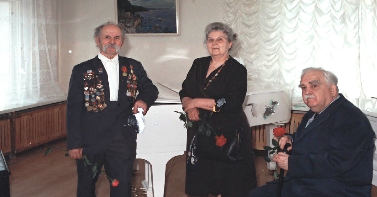 А. Д. Фатьянов (справа), Е. С. Зубрий, В. С. Рогаль