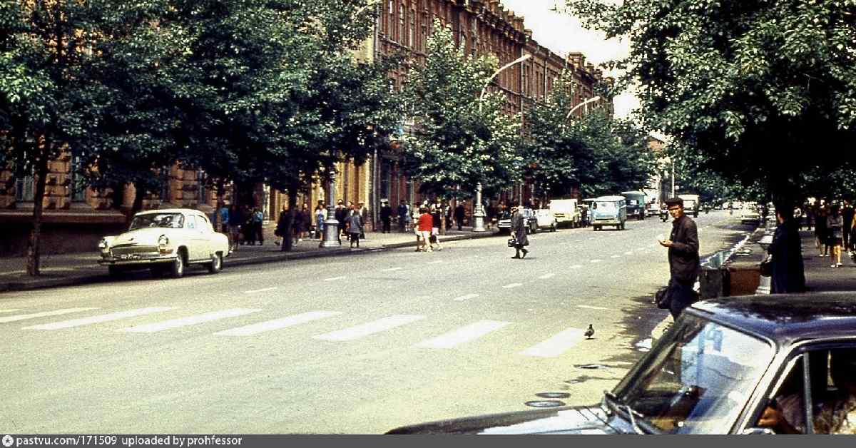Главные улицы города утопали в тополиной зелени.