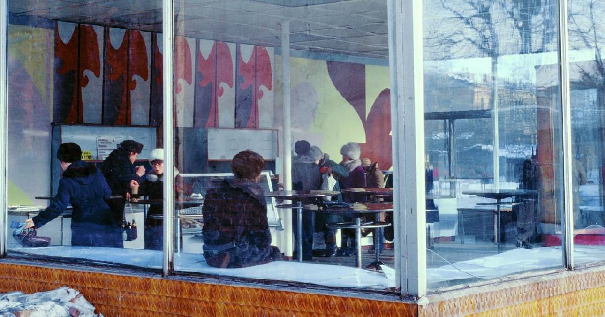Фото Майкла Райнхарда: «Чебуречная» напротив памятника Ленину, 1982 год. Позже на этом месте работала «Пицца Домино»