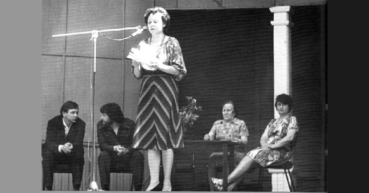 На площадке ЦПКиО г. Иркутска (1 981 г). Сидят (слева направо) писатели Василий Козлов, Геннадий Гайда, Елена Жилкина, Людмила Бендер. Выступает Татьяна Суровцева