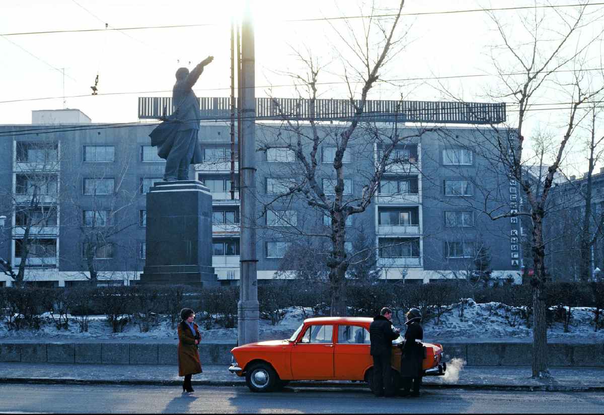 Дом «Кривая линия партии» с магазином «Политкнига». 1982 год. Обратите внимание на женщину слева – она в типовой добротной зимней одежде тех лет