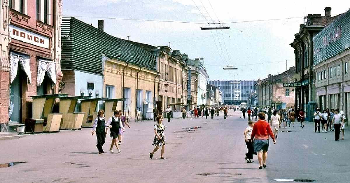 Улица Урицкого и в конце 70-х была торговой, а не жилой, только рекламы было намного меньше.
