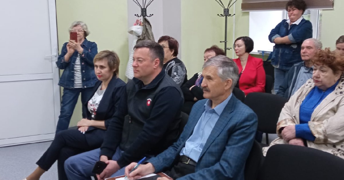 Г. А. Комаров (в центре) на собрании ТОСа