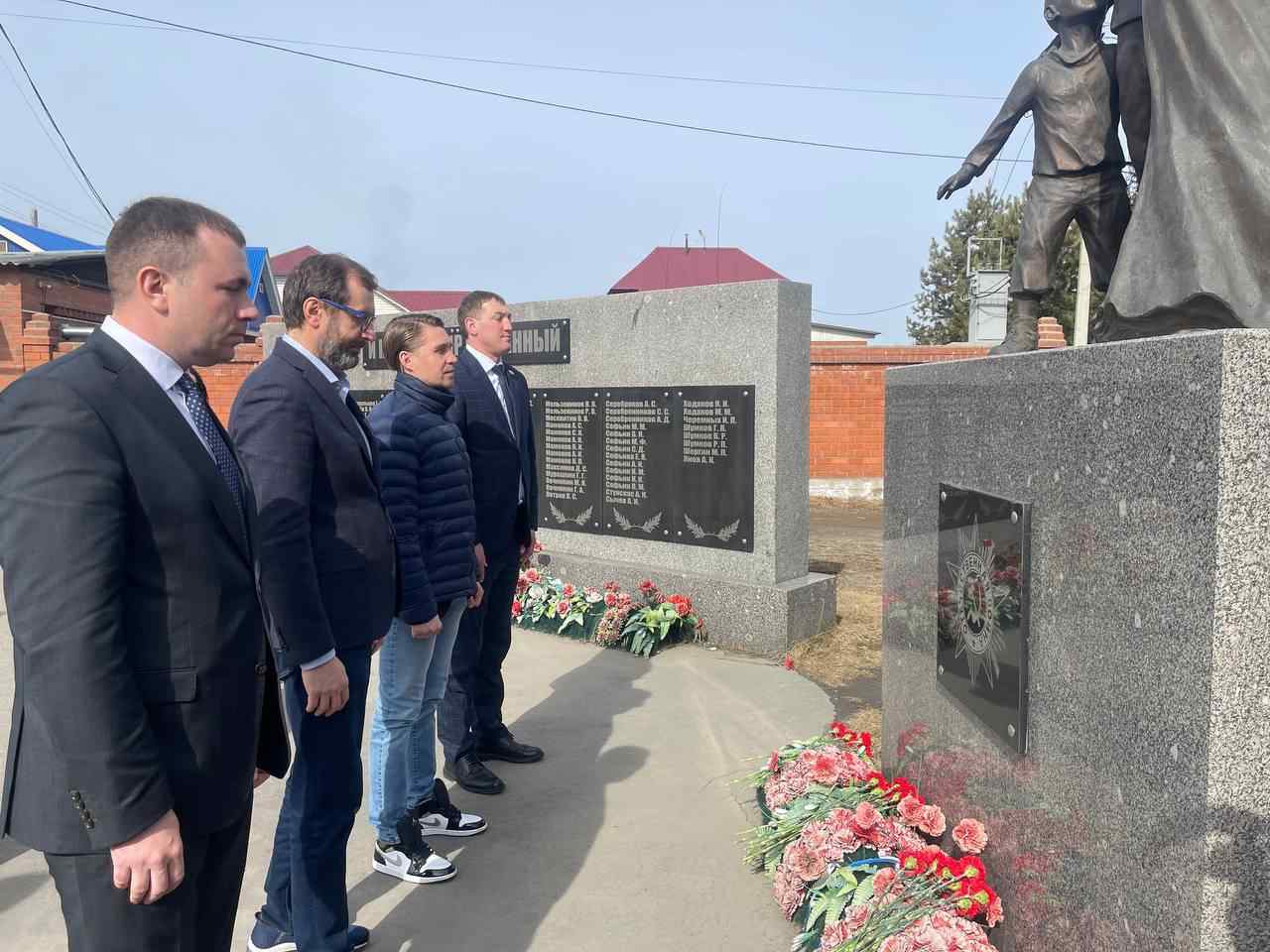 Упамятника участникам ВОВ в селе Смоленщина Виталий Перетолчин, Александр Ведерников, Александр Камошин и Валерий Ус
