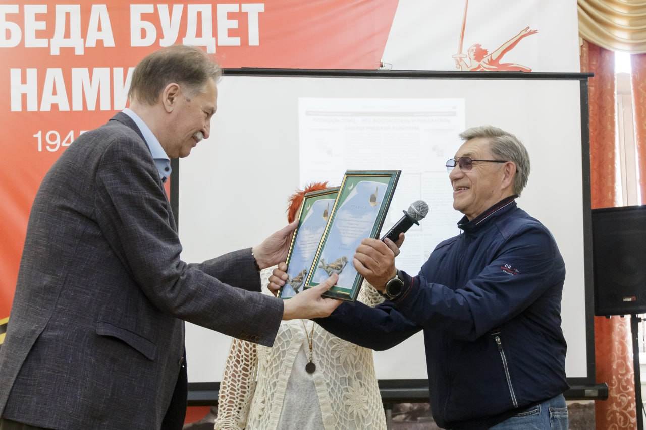    Анатолий Выборов, главный редактор газеты «Мои года» (на фотоснимке он справа):