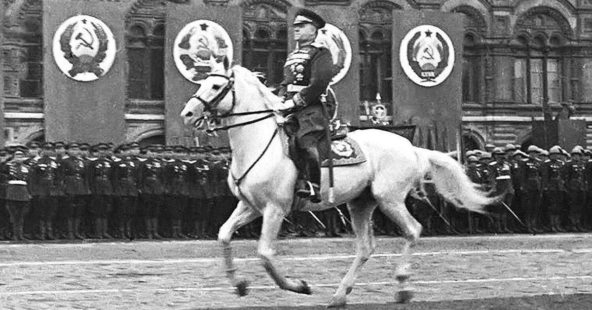 Маршал Советского Союза Георгий Жуков принимает Парад Победы 24 июня 1945 года