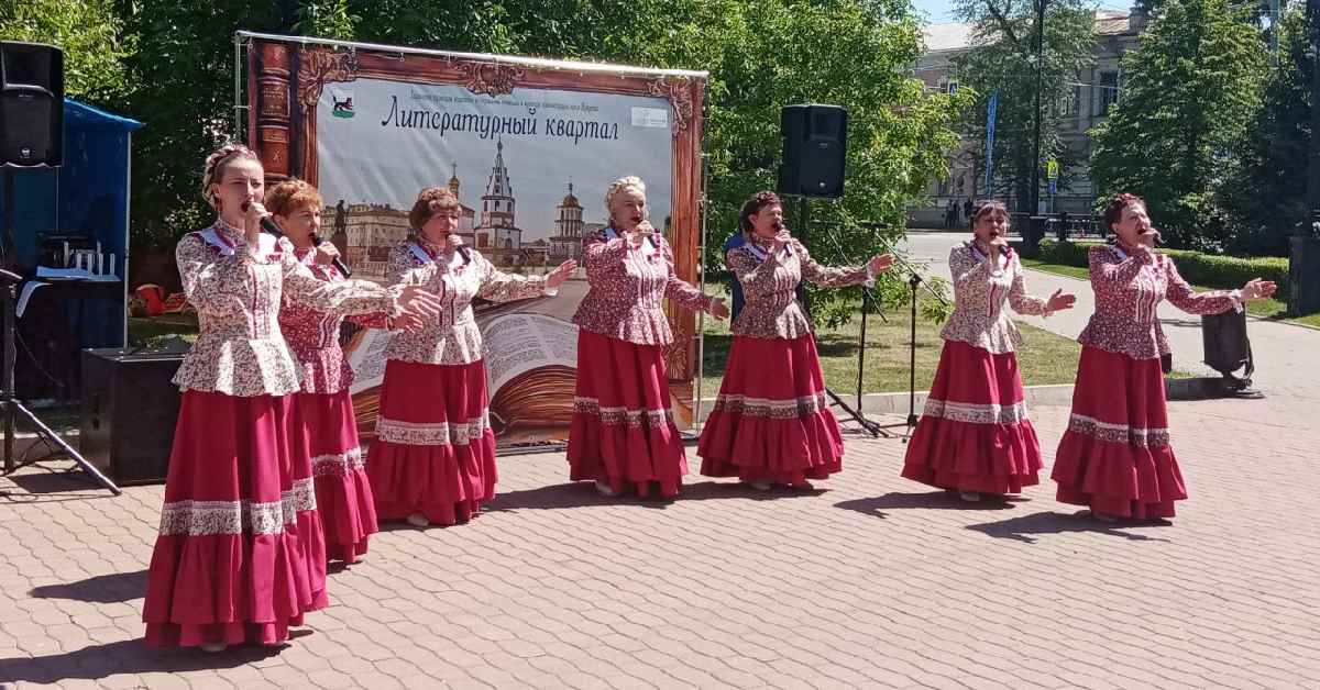 В День города в сквере имени Кирова прошел традиционный фестиваль «Литературный квартал».