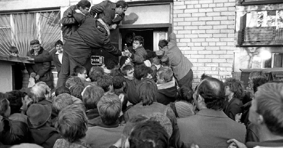 «Реализация водки». Такая картина была типичной в пору «сухого закона» второй половины 80-х