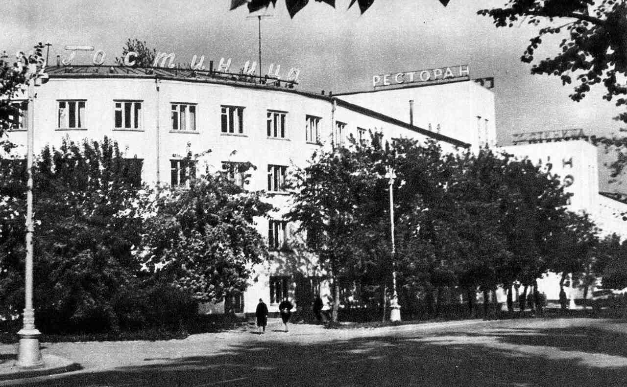 В гостинице «Сибирь», частично сгоревшей в марте 1995 года, огонь удалось остановить как раз у ресторана