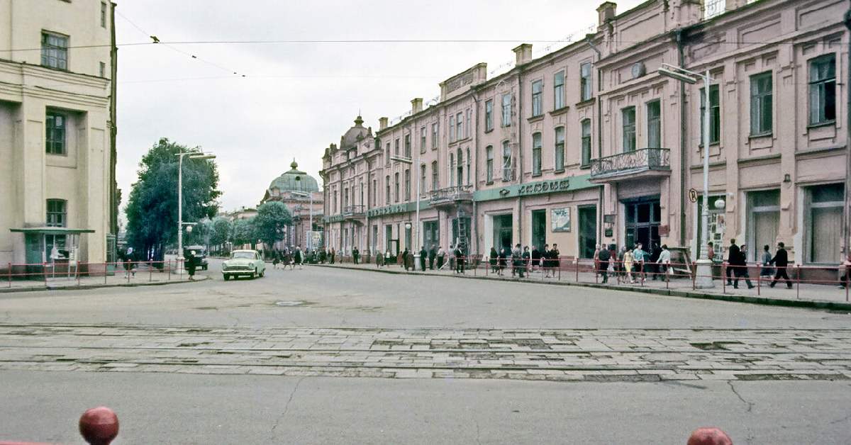 Перекресток улиц Ленина и Карла Маркса в начале 70-х. Слева – киоск «Союзпечати», за ним – телефонная будка