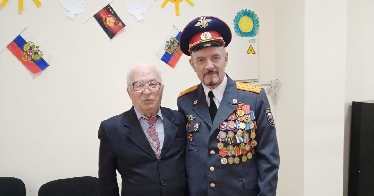 C. Э. Змичеровский (справа) с солистом ансамбля Л. И. Зиновьевым