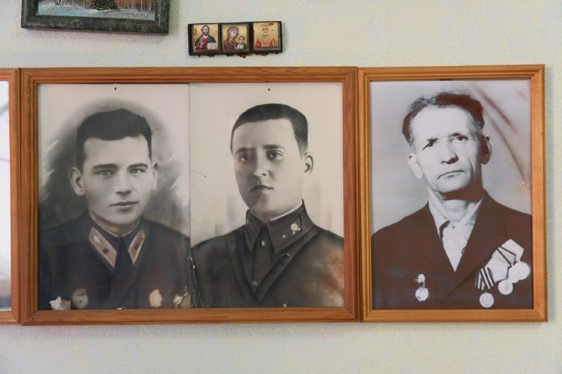 На этом снимке братья Евстратенковы – Иван, Анатолий и Виктор. К сожалению, старшие Иван и Анатолий не вернулись с фронта и навсегда остались молодыми… На этом снимке братья Евстратенковы – Иван, Анатолий и Виктор. К сожалению, старшие Иван и Анатолий не вернулись с фронта и навсегда остались молодыми…