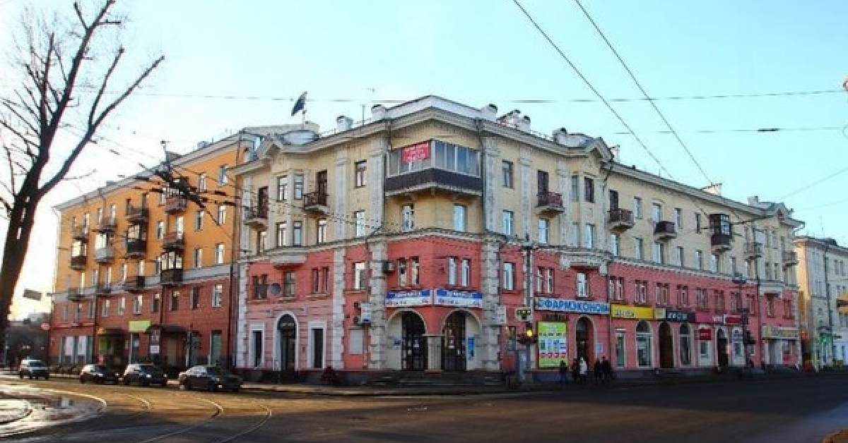 «Дом с хоботом» на перекрестке улиц Ленина и Горького