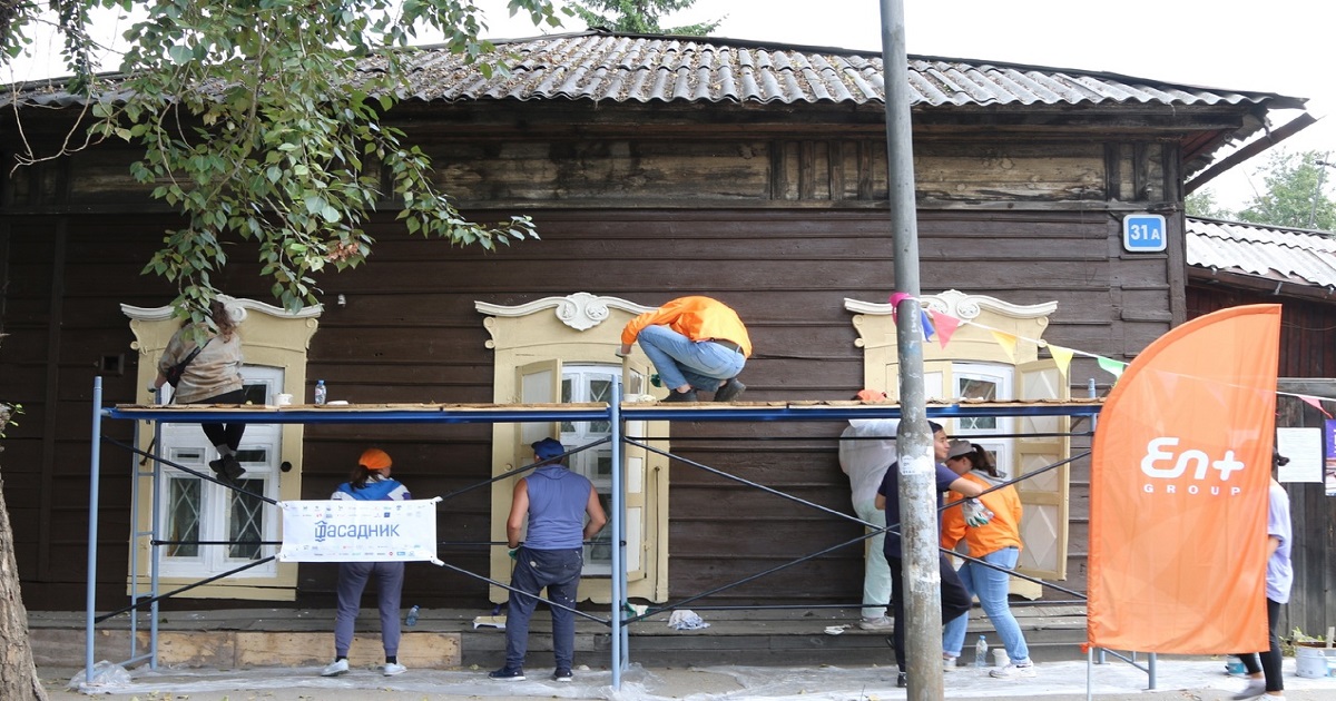 «Фасадник» в Иркутске: на обновление дома-памятника ушло 70 литров краски