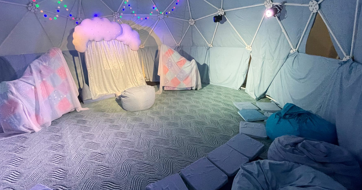 «Аистенок» сделал театр-шатер для особенных малышей