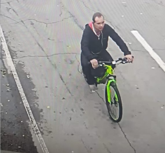 Одолжил или украл? Мужчина оставил ребёнка без велосипеда