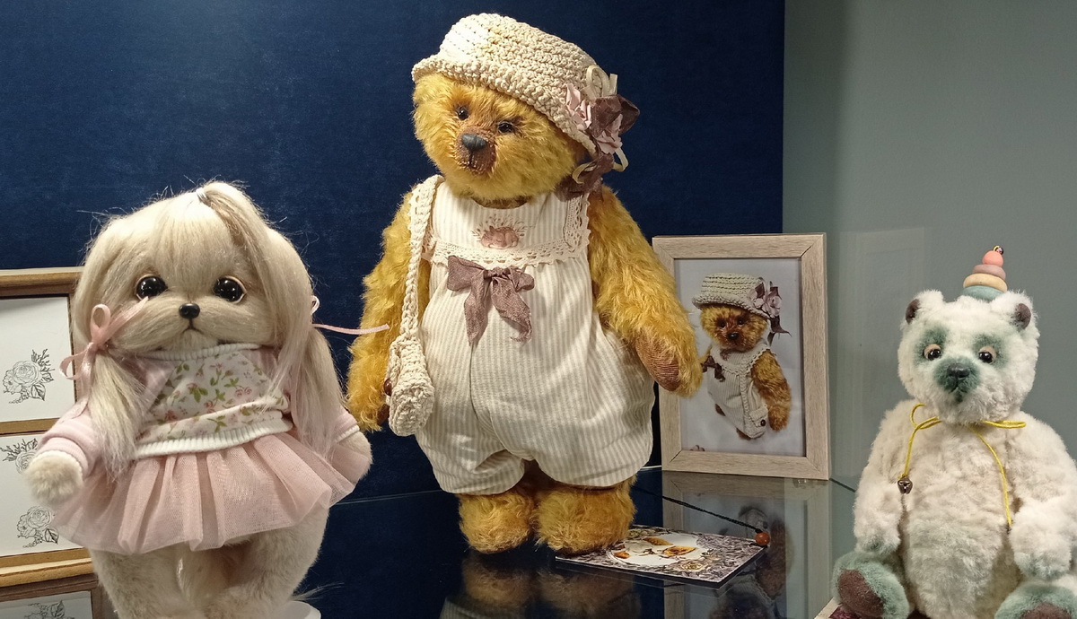 Выставку кукол и медвежат