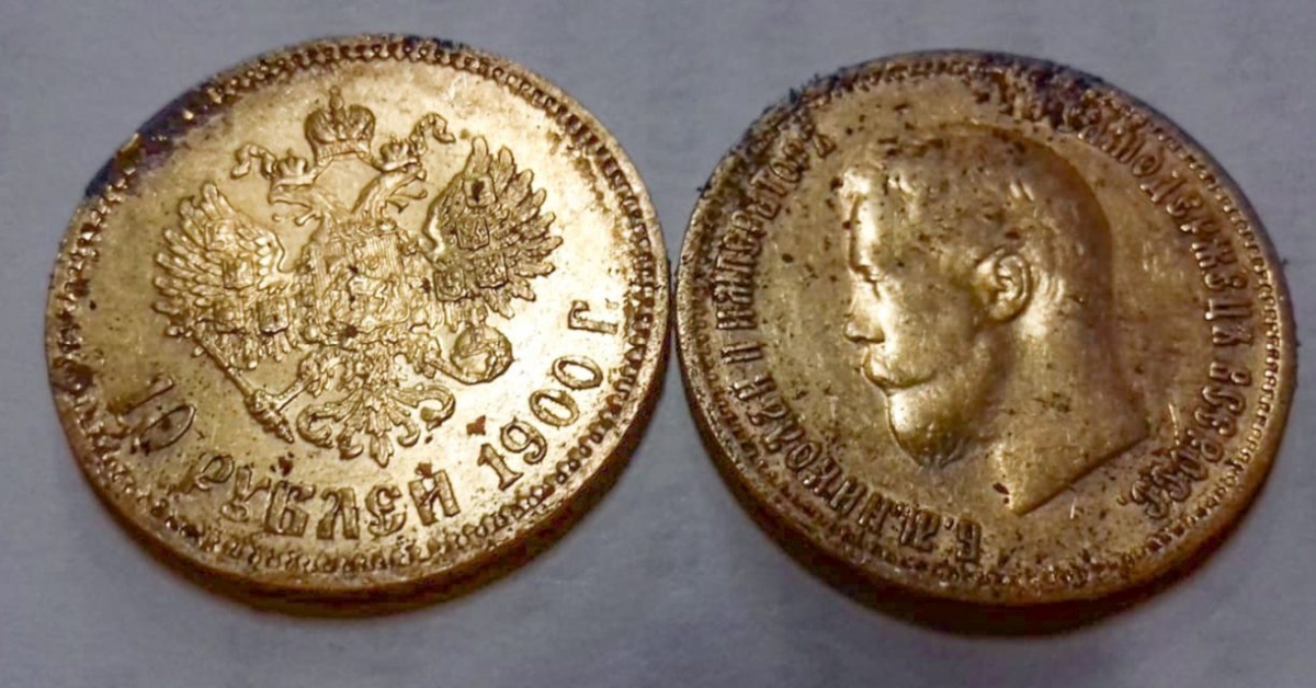 При раскопках в Костянском переулке в Москве археологи обнаружили старинные монеты из желтого метала номиналом пять и 10 рублей.