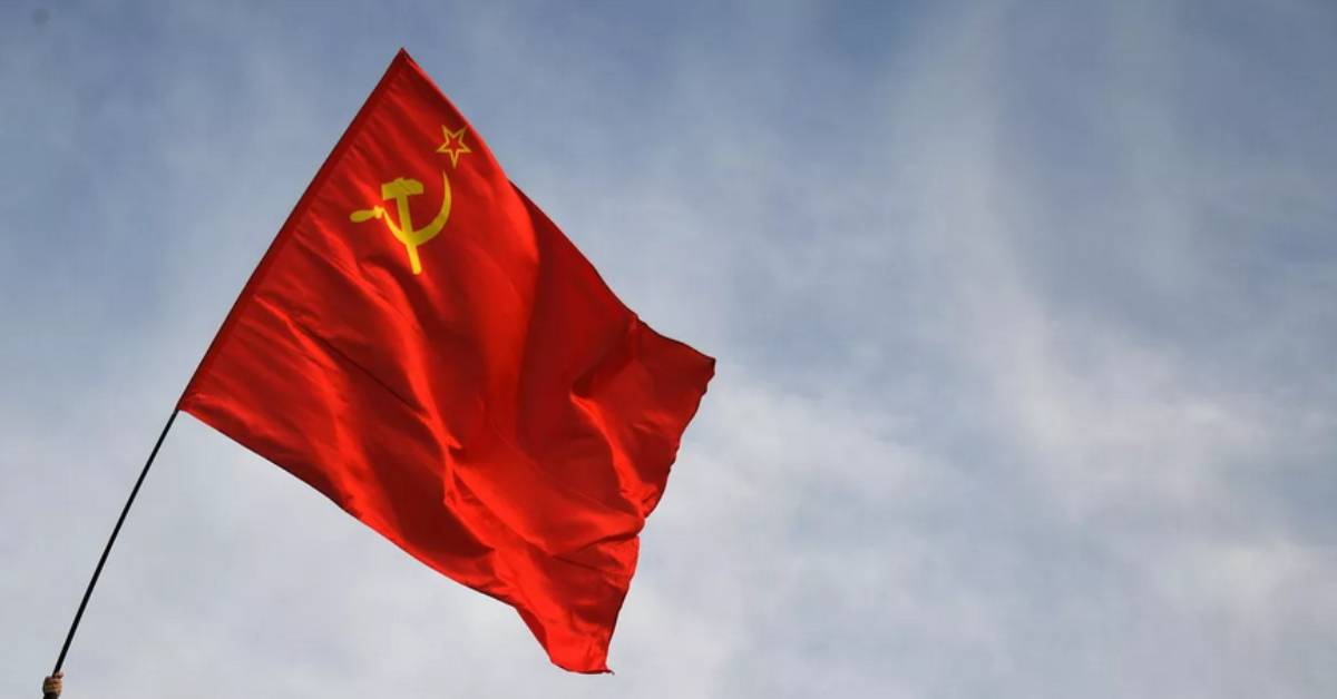КПРФ внесла в Госдуму законопроект о замене флага России флагом СССР
