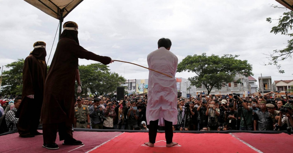 В Индонезии мужчину публично выпороли за связь с замужней женщиной. Он помогал ввести наказание за измену