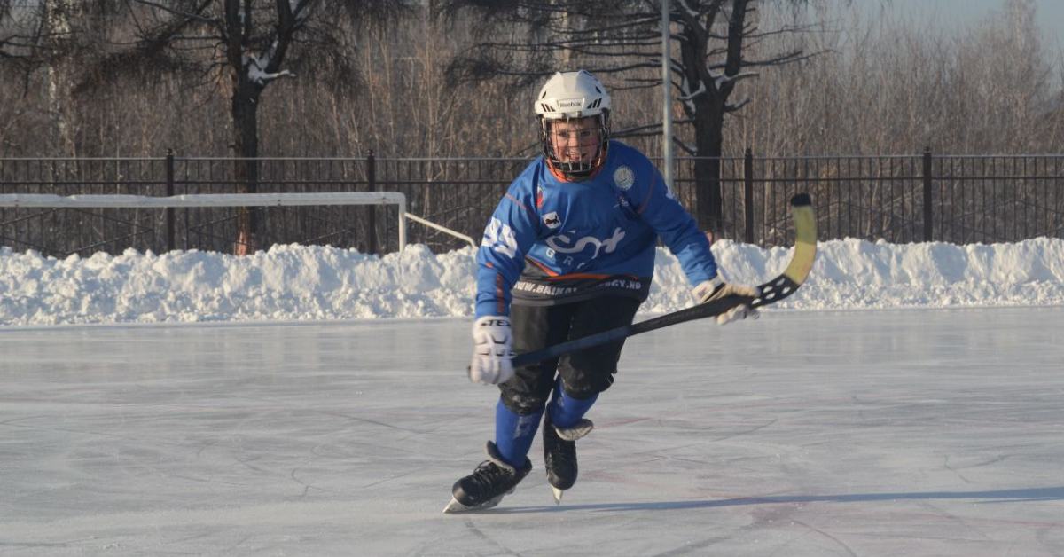 Администрация Иркутска совместно с En+ запустила мастер-классы для юных спортсменов по хоккею с мячом от команды «Байкал-Энергия»
