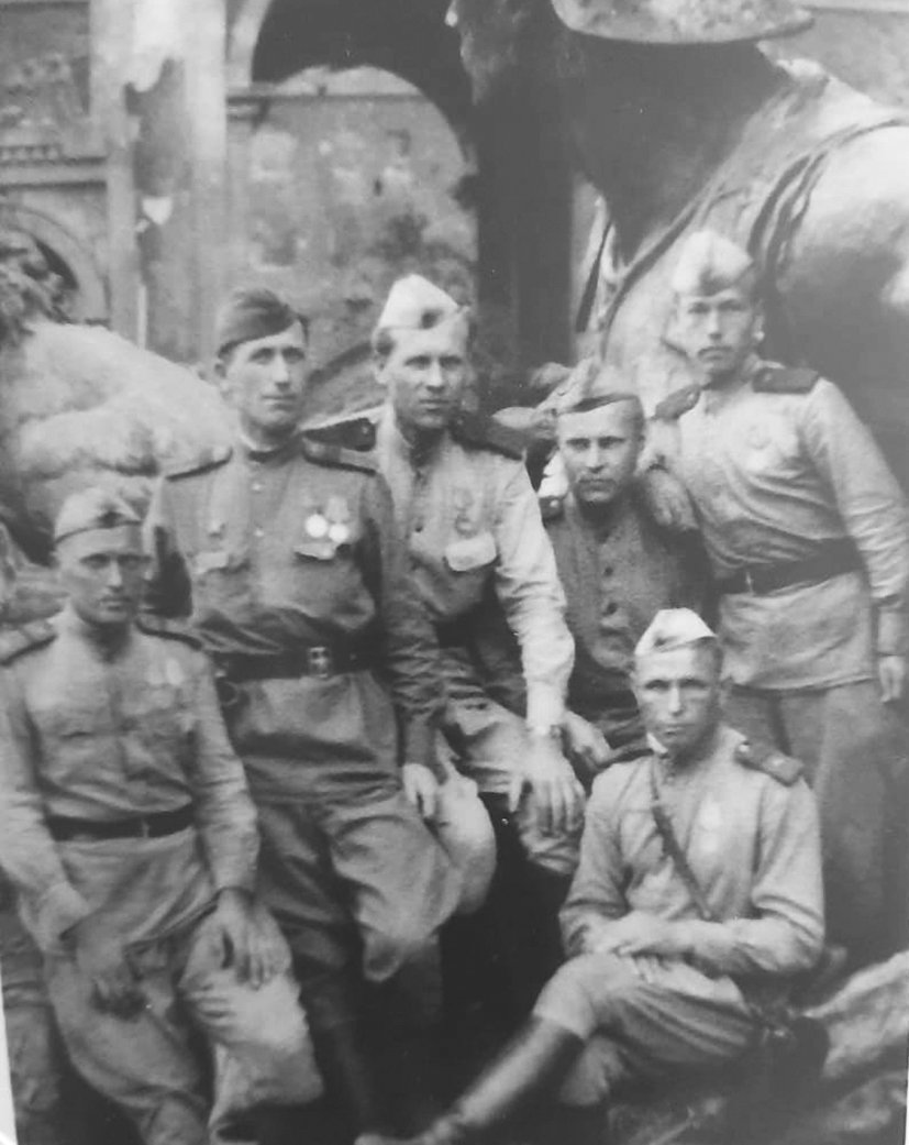 Ефрейтор В. М. Литвинов в Берлине (стоит крайний справа)