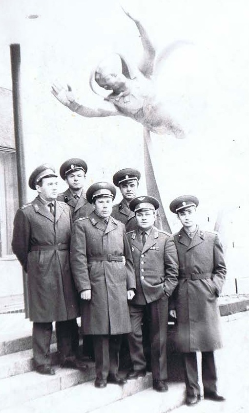 Павел Бельков (2-й справа) с сослуживцами у памятника Покорителям космоса в Монино