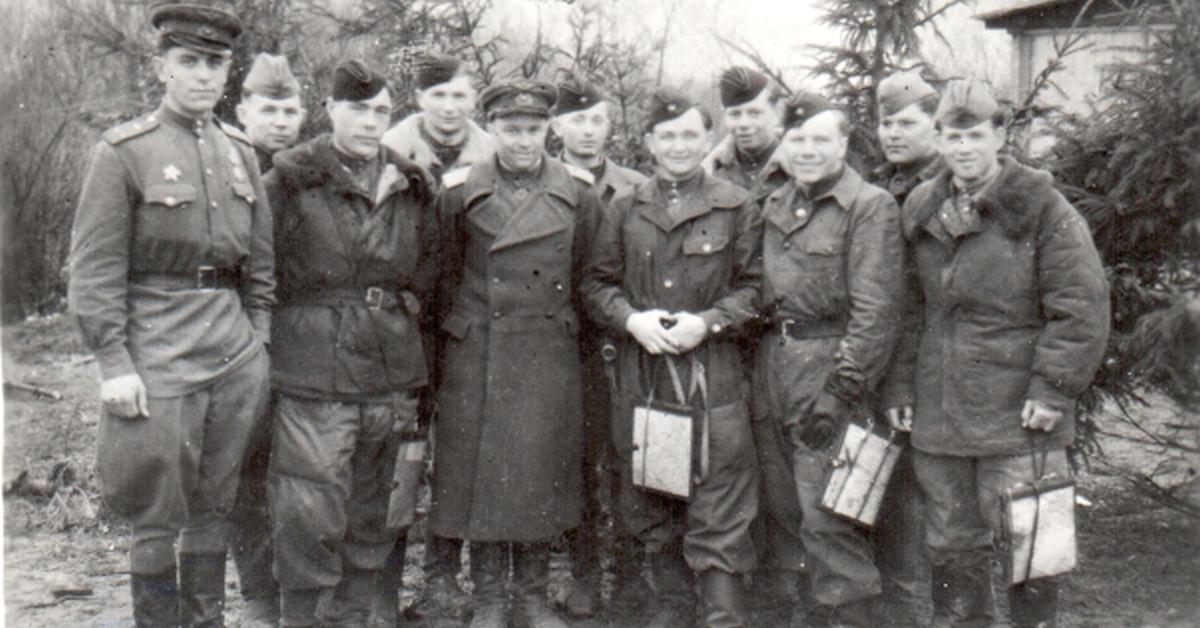 На фото: Летчики, стрелки 1-го звена 2-й эскадрильи, командир звена Н. А. Ковалев – третий слева