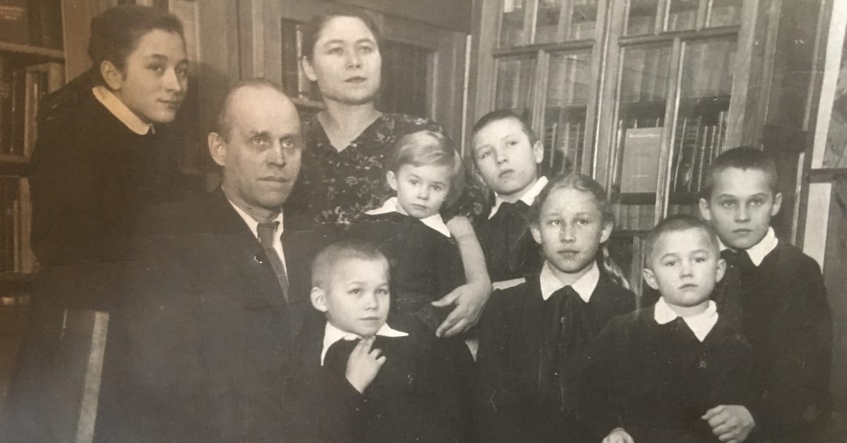 Иван Иванович с женой Викторией Станиславовной и их детьми. 1952 г.