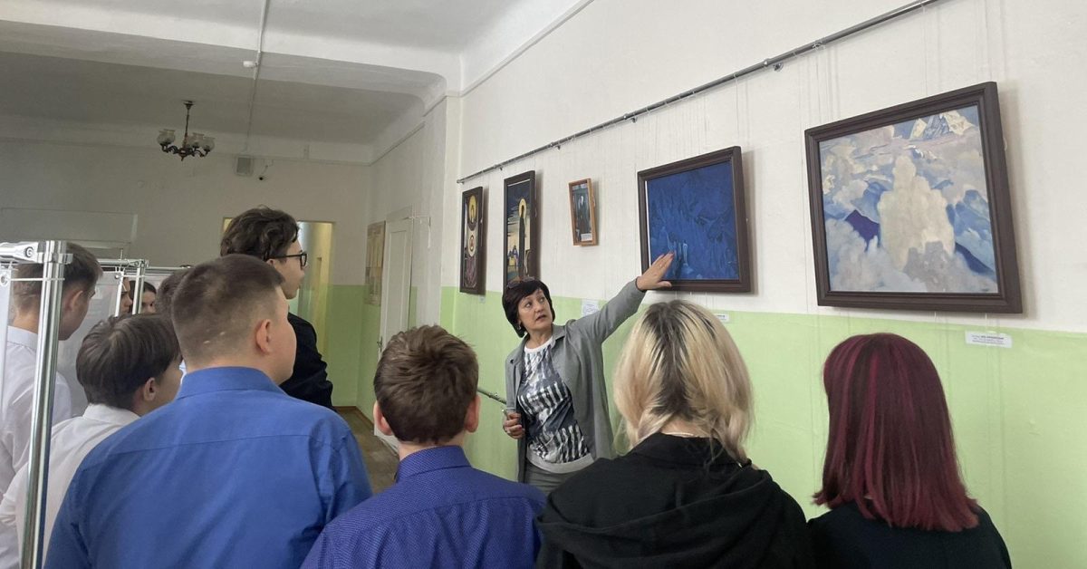 Зам. директора и педагог М.В. Унжакова проводит экскурсию по выставке учащимся 8 Б класса