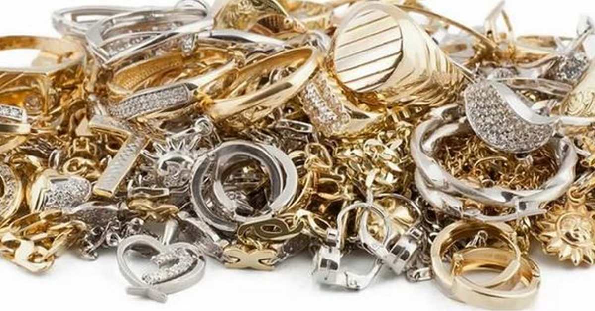Золото, серебро или бижутерия: что уместно после 50 лет