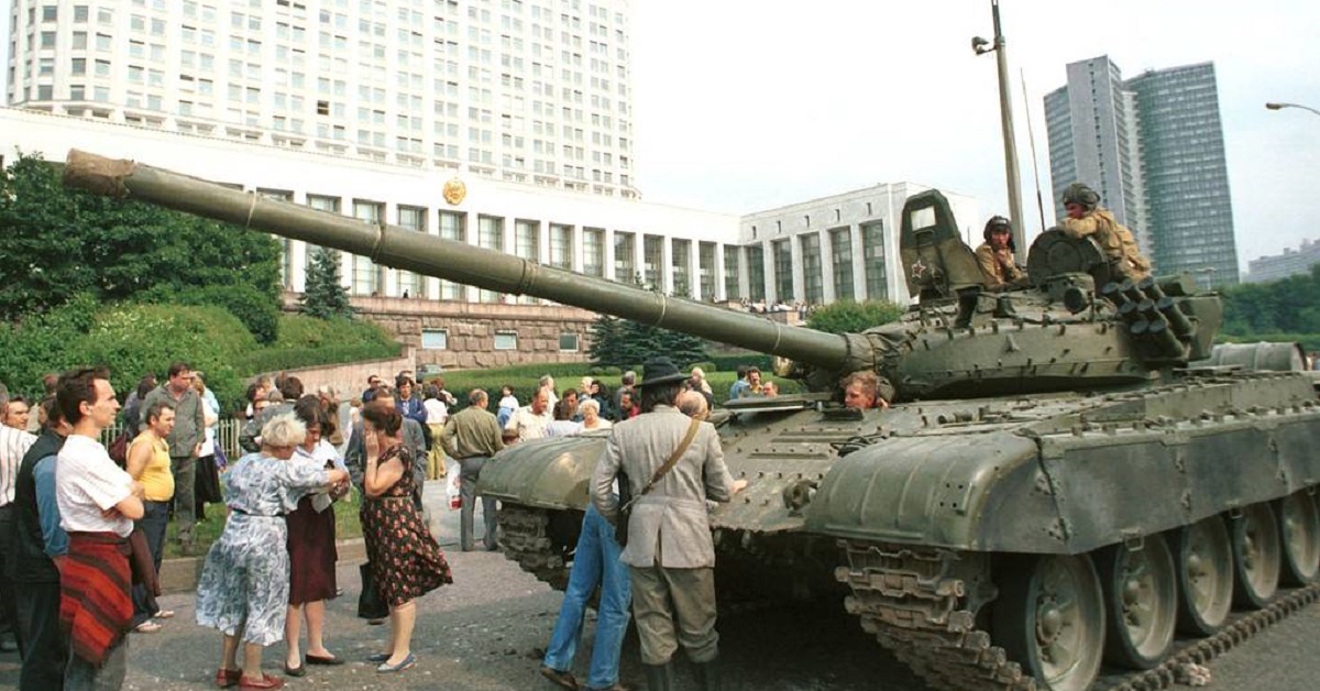 Опрос: 43% россиян назвали августовский путч 1991 года трагедией