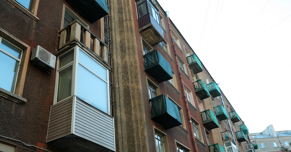 Петербурженку обязали убрать остекление балкона, несмотря на амнистию 