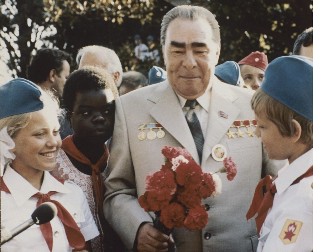 Генеральный секретарь ЦК КПСС Л. И. Брежнев во время посещения международного детского пионерского лагеря «Артек». 1979 г.