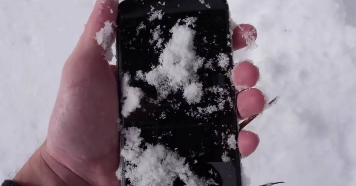 Эксперт дал совет, как «реанимировать» упавший в снег смартфон