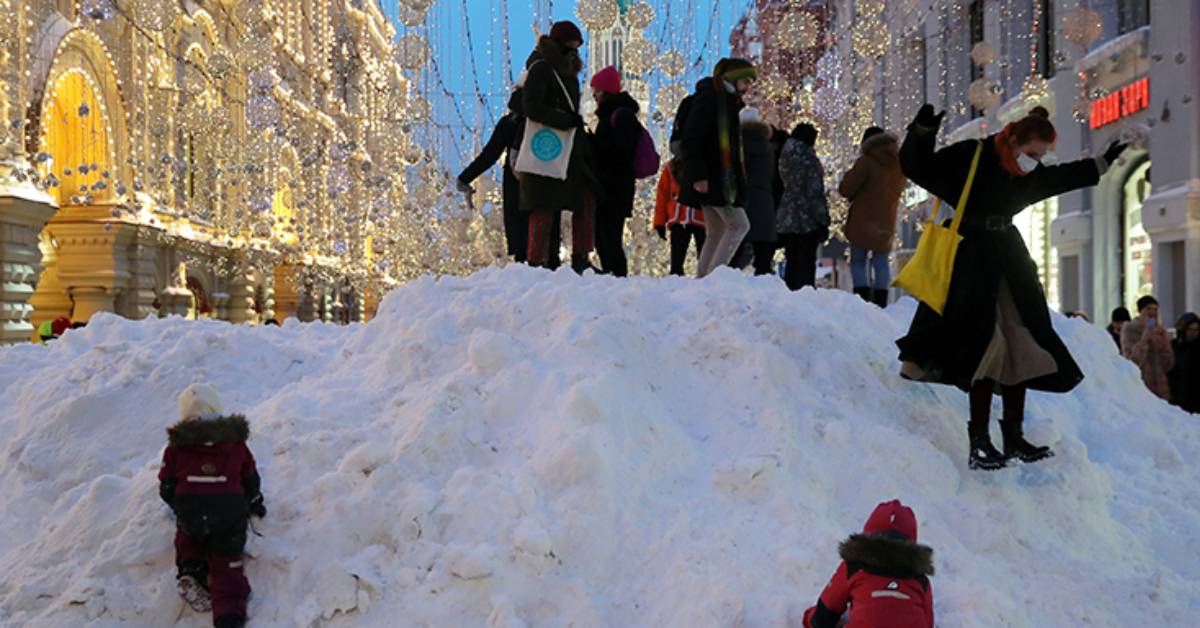 В Москве прошел рекордный с 1989 года снегопад. Сугробы выросли до 30 см