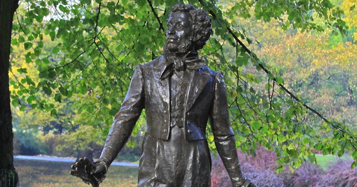 В Риге все-таки снесли памятник Пушкину