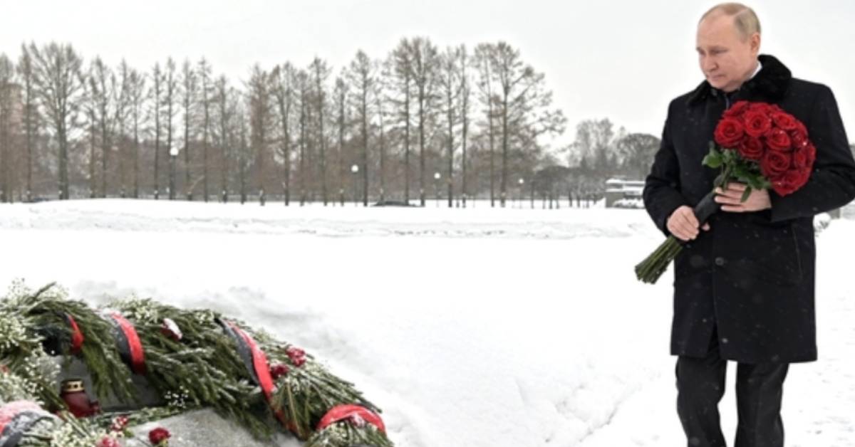 Путин возлагал цветы на Пискаревском кладбище под присмотром снайперов