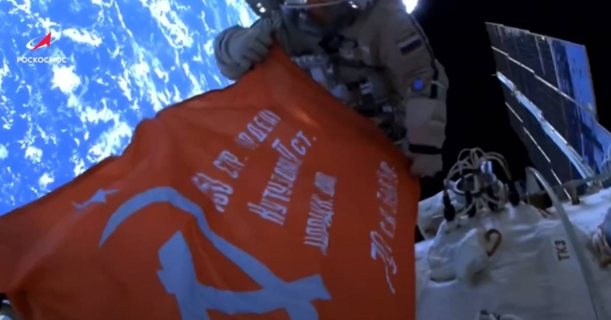 Российские космонавты развернули в открытом космосе копию Знамени Победы 