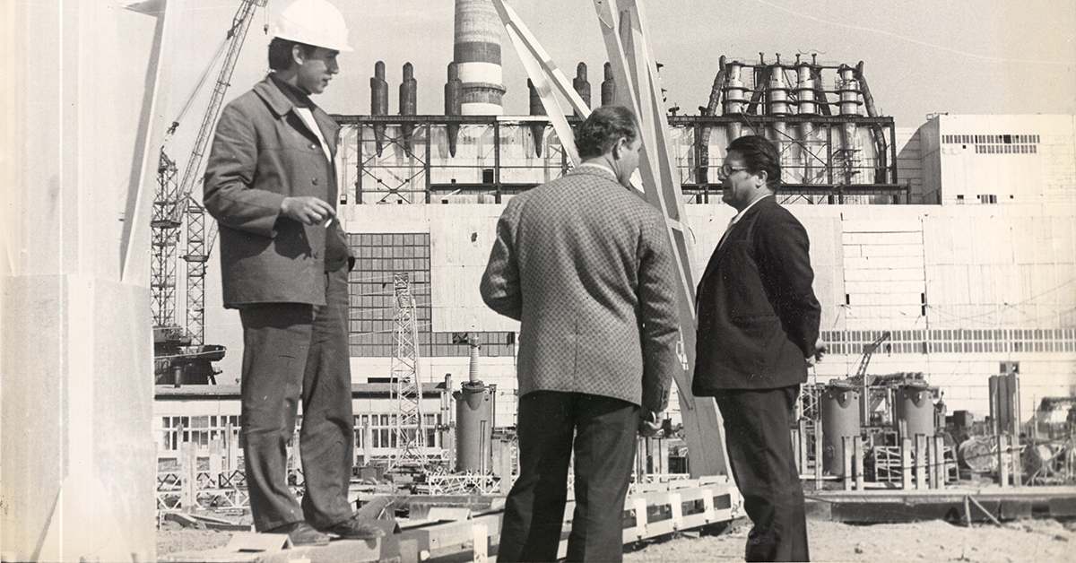Ю. А. Ножиков (слева) на строительстве Ново-Иркутской ТЭЦ
