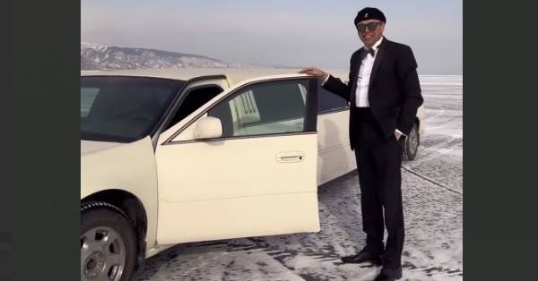 Бывший мэр Иркутска прокатился на лимузине по льду Байкала