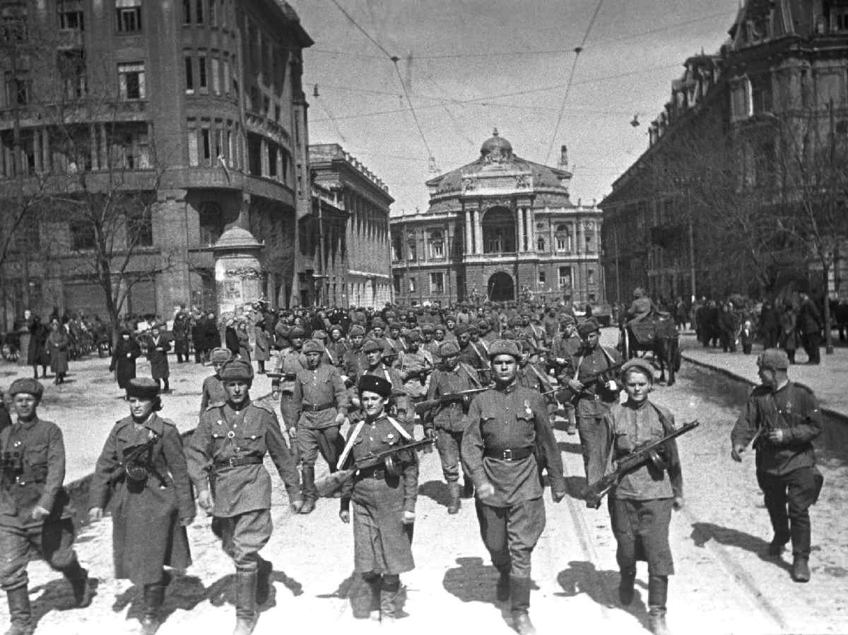 Красная армия в Одессе. Апрель 1944 года 
