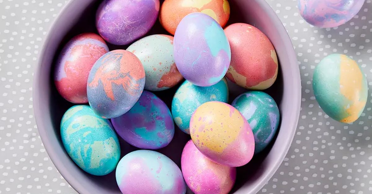 Легкий и быстрый способ окраски пасхальных яиц: мраморное совершенство на Пасху